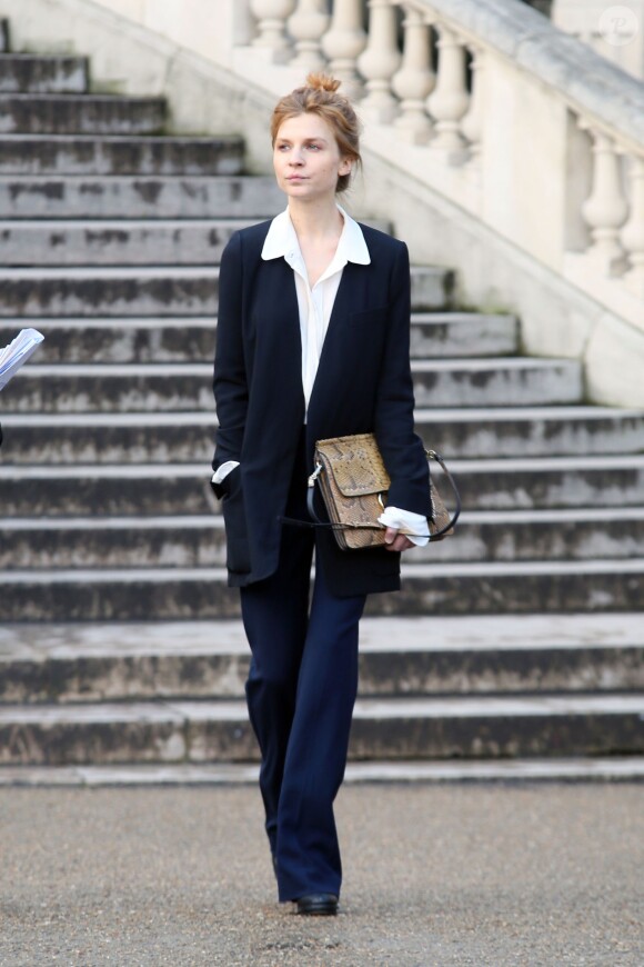 Clémence Poésy quitte le Grand Palais à l'issue du défilé Chloé. Paris, le 3 mars 2016.
