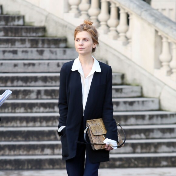 Clémence Poésy quitte le Grand Palais à l'issue du défilé Chloé. Paris, le 3 mars 2016.