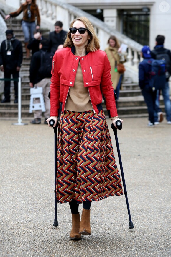 Alexandra Golovanoff quitte le Grand Palais à l'issue du défilé Chloé. Paris, le 3 mars 2016.