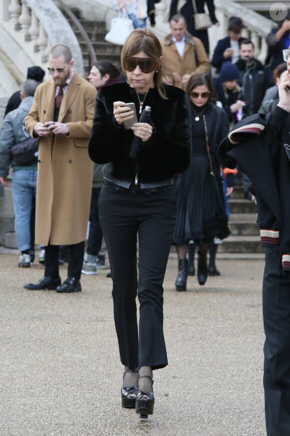Carine Roitfeld quitte le Grand Palais à l'issue du défilé Chloé. Paris, le 3 mars 2016.