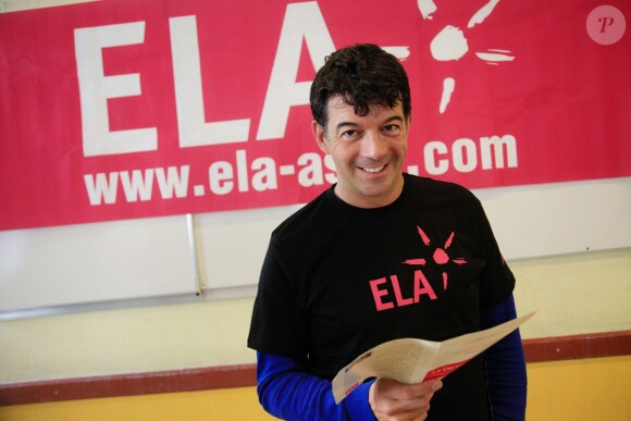 Stephane Plaza lit une dictée dans une école pour soutenir l'association ELA à Paris, en octobre 2012.