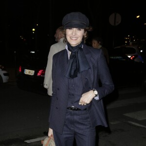 Inès de La Fressange arrive au Grand Palais pour assister au défilé Nina Ricci. Paris le 5 mars 2016.