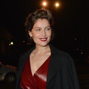 Laetitia Casta, souriante au Grand Palais lors du défilé Nina Ricci. Paris le 5 mars 2016.