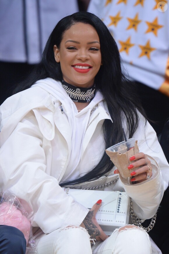 Rihanna au Staples Center le 6 mars 2016 lors du match opposant les Lakers aux Golden State Warriors, qui s'est soldé par la victoire inespérée de Kobe Bryant et les siens.