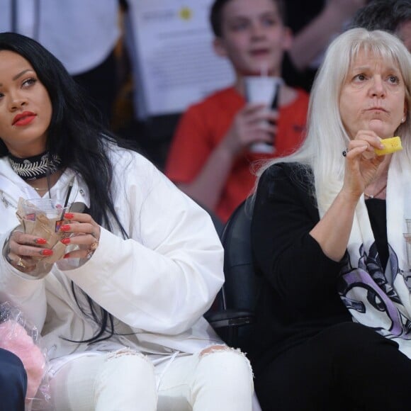 Rihanna au Staples Center le 6 mars 2016 lors du match opposant les Lakers aux Golden State Warriors, qui s'est soldé par la victoire inespérée de Kobe Bryant et les siens.