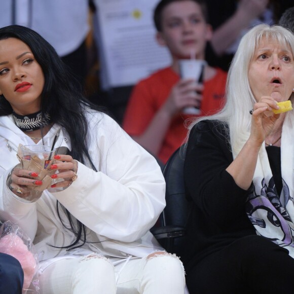 Rihanna au Staples Center le 6 mars 2016 lors du match opposant les Lakers aux Golden State Warriors, qui s'est soldé par la victoire inespérée de Kobe Bryant et les siens.