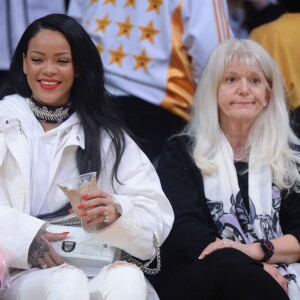 Rihanna au Staples Center le 6 mars 2016 lors du match opposant les Lakers aux Golden State Warriors, qui s'est soldé par la victoire inespérée de Kobe Bryant et les siens.