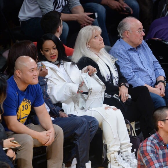 Rihanna au Staples Center le 6 mars 2016 lors du match opposant les Lakers aux Golden State Warriors, qui s'est soldé par la victoire inespérée de Kobe Bryant et les siens.