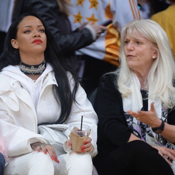 Rihanna au Staples Center le 6 mars 2016 lors du match opposant les Lakers aux Golden State Warriors, qui s'est soldé par la victoire inespérée de Kobe Bryant et les siens.