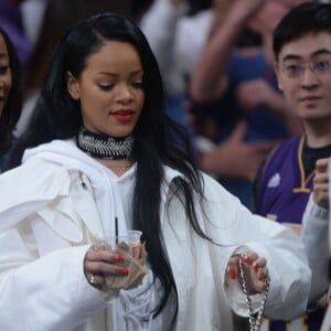 Rihanna au Staples Center le 6 mars 2016 lors du match opposant les Lakers aux Golden State Warriors, qui s'est soldé par la victoire inespérée de Kobe Bryant et les siens.