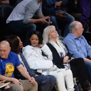 Rihanna au Staples Center le 6 mars 2016 lors du match opposant les Lakers aux Golden State Warriors, qui s'est soldé par la victoire inespérée de Kobe Bryant et les siens.