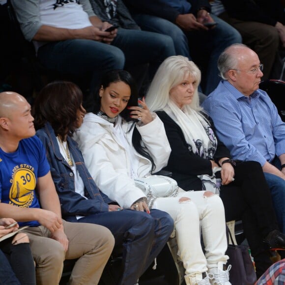 Rihanna au Staples Center le 6 mars 2016 lors du match opposant les Lakers aux Golden State Warriors, qui s'est soldé par la victoire inespérée de Kobe Bryant et les siens.