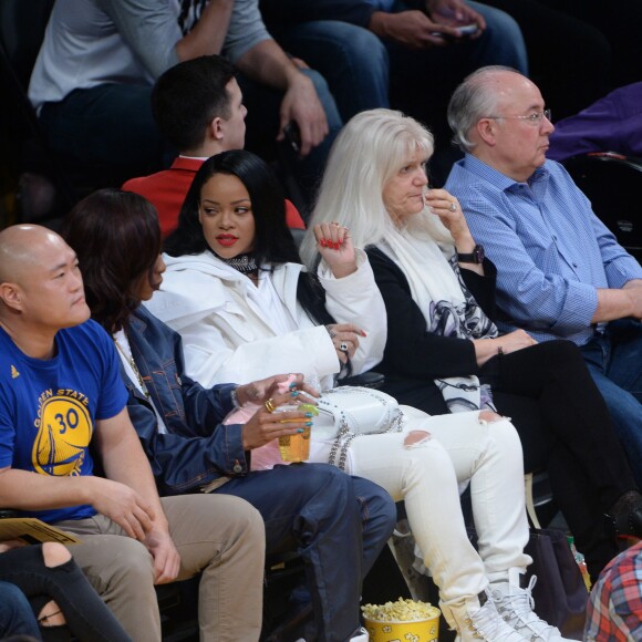 Rihanna au Staples Center le 6 mars 2016 lors du match opposant les Lakers aux Golden State Warriors, qui s'est soldé par la victoire inespérée de Kobe Bryant et les siens.