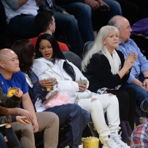 Rihanna au Staples Center le 6 mars 2016 lors du match opposant les Lakers aux Golden State Warriors, qui s'est soldé par la victoire inespérée de Kobe Bryant et les siens.