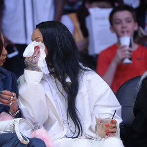 Rihanna au Staples Center le 6 mars 2016 lors du match opposant les Lakers aux Golden State Warriors, qui s'est soldé par la victoire inespérée de Kobe Bryant et les siens.