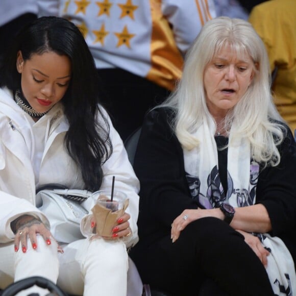 Rihanna au Staples Center le 6 mars 2016 lors du match opposant les Lakers aux Golden State Warriors, qui s'est soldé par la victoire inespérée de Kobe Bryant et les siens.