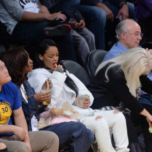 Rihanna au Staples Center le 6 mars 2016 lors du match opposant les Lakers aux Golden State Warriors, qui s'est soldé par la victoire inespérée de Kobe Bryant et les siens.