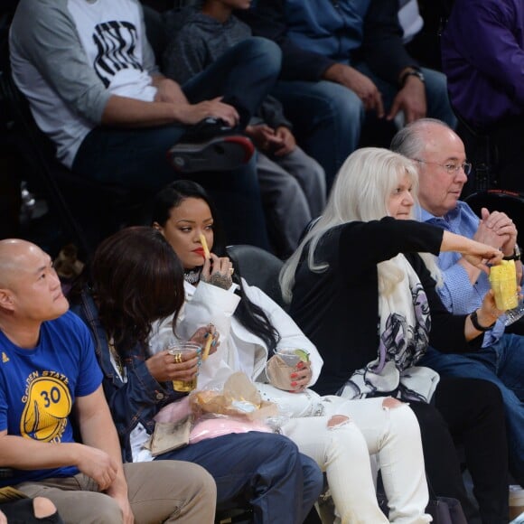 Rihanna au Staples Center le 6 mars 2016 lors du match opposant les Lakers aux Golden State Warriors, qui s'est soldé par la victoire inespérée de Kobe Bryant et les siens.