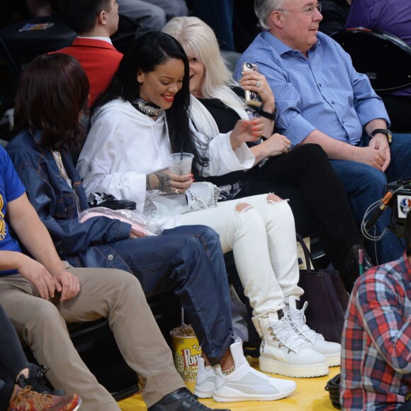 Rihanna au Staples Center le 6 mars 2016 lors du match opposant les Lakers aux Golden State Warriors, qui s'est soldé par la victoire inespérée de Kobe Bryant et les siens.