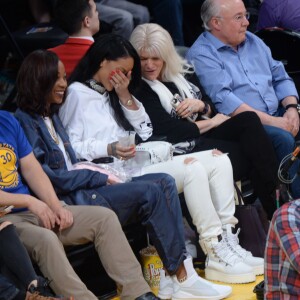 Rihanna au Staples Center le 6 mars 2016 lors du match opposant les Lakers aux Golden State Warriors, qui s'est soldé par la victoire inespérée de Kobe Bryant et les siens.