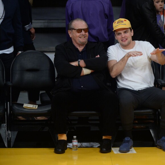 Jack Nicholson et son fils Raymond au Staples Center le 6 mars 2016 lors du match opposant les Lakers aux Golden State Warriors, qui s'est soldé par la victoire inespérée de Kobe Bryant et les siens.