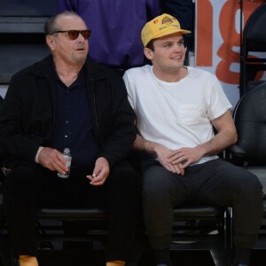 Jack Nicholson et son fils Raymond au Staples Center le 6 mars 2016 lors du match opposant les Lakers aux Golden State Warriors, qui s'est soldé par la victoire inespérée de Kobe Bryant et les siens.