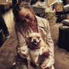 Chrissy Teigen a publié une photo d'elle et son chien lors de sa baby shower sur sa page Instagram, le 6 mars 2016.