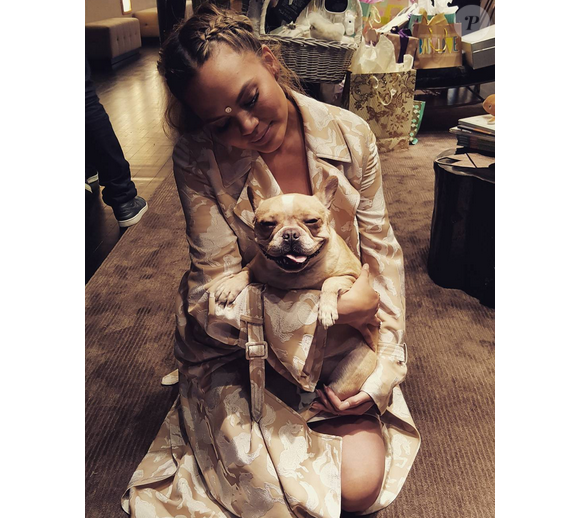 Chrissy Teigen a publié une photo d'elle et son chien lors de sa baby shower sur sa page Instagram, le 6 mars 2016.