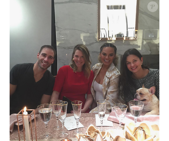 Chrissy Teigen et ses amis ainsi que son chien Pippa lors de sa baby-shower. Photo publiée sur Instagram, le 6 mars 2016.