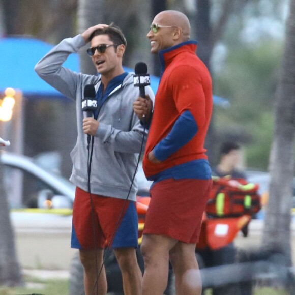 Dwayne Johnson, Zac Efron - Les acteurs sur le tournage de 'Baywatch' à Miami, le 7 mars 2016