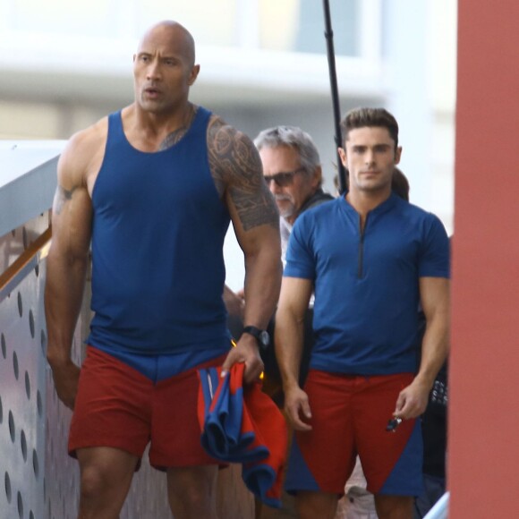 Dwayne Johnson, Zac Efron - Les acteurs sur le tournage de 'Baywatch' à Miami, le 7 mars 2016