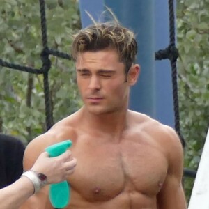 Zac Efron très musclé (il se fait vaporiser de l'huile sur le corps) sur le tournage de Baywatch à Miami Beach, le 5 mars 2016.