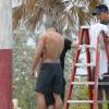 Zac Efron très musclé (il se fait vaporiser de l'huile sur le corps) sur le tournage de Baywatch à Miami Beach, le 5 mars 2016.
