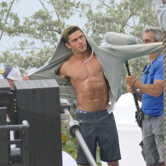 Zac Efron très musclé (il se fait vaporiser de l'huile sur le corps) sur le tournage de Baywatch à Miami Beach, le 5 mars 2016.