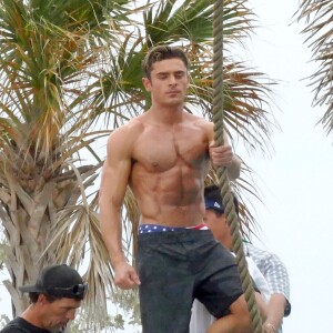 Zac Efron très musclé (il se fait vaporiser de l'huile sur le corps) sur le tournage de Baywatch à Miami Beach, le 5 mars 2016.