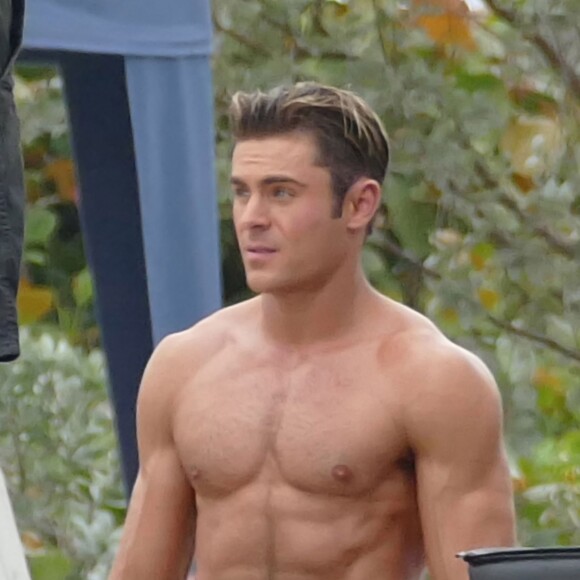 Zac Efron très musclé (il se fait vaporiser de l'huile sur le corps) sur le tournage de Baywatch à Miami Beach, le 5 mars 2016.