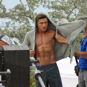 Zac Efron très musclé (il se fait vaporiser de l'huile sur le corps) sur le tournage de Baywatch à Miami Beach, le 5 mars 2016.