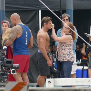 Zac Efron très musclé (il se fait vaporiser de l'huile sur le corps) sur le tournage de Baywatch à Miami Beach, le 5 mars 2016.