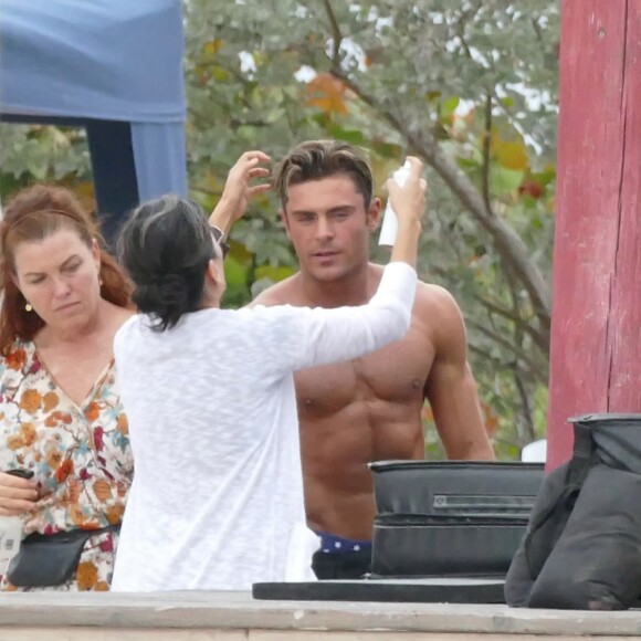 Zac Efron très musclé (il se fait vaporiser de l'huile sur le corps) sur le tournage de Baywatch à Miami Beach, le 5 mars 2016.