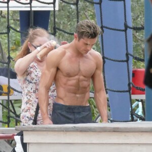 Zac Efron très musclé (il se fait vaporiser de l'huile sur le corps) sur le tournage de Baywatch à Miami Beach, le 5 mars 2016.