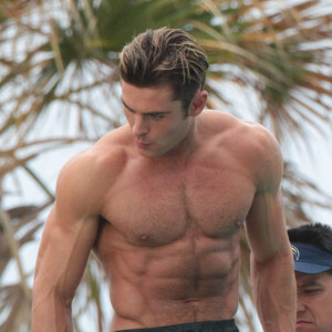 Zac Efron très musclé sur le tournage de Baywatch à Miami Beach, le 5 mars 2016.