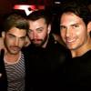Le photographe de mode Julio Gaggia prend la pose avec Sam Smith et Adam Lambert, à New York, mars 2016