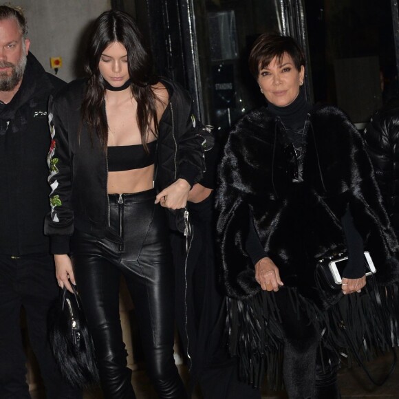 Kris Jenner et sa fille Kendall Jenner arrivent au Palais de Tokyo pour assister au défilé Off-White (collection automne-hiver 2016-2017). Paris, le 8 mars 2016.