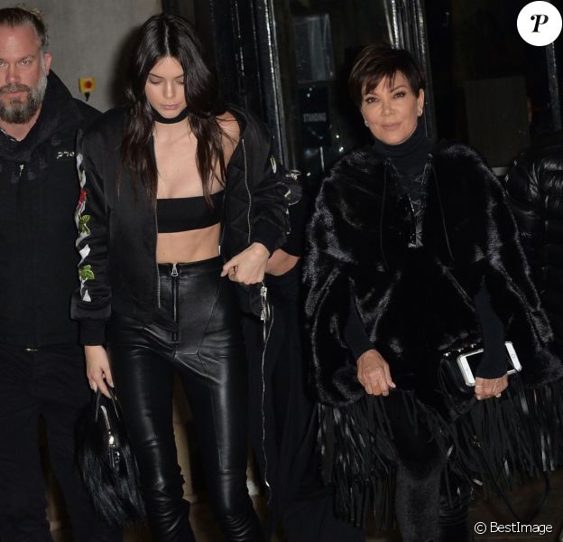 Kris Jenner et sa fille Kendall Jenner arrivent au Palais de Tokyo pour assister au défilé Off-White (collection automne-hiver 2016-2017). Paris, le 8 mars 2016.