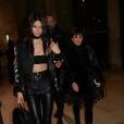 Kris Jenner et sa fille Kendall Jenner arrivent au Palais de Tokyo pour assister au défilé Off-White (collection automne-hiver 2016-2017). Paris, le 8 mars 2016.