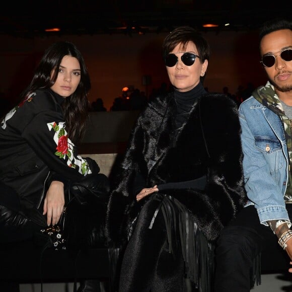 Kendall Jenner, sa mère Kris Jenner et Lewis Hamilton - Défilé Off-White (collection automne-hiver 2016-2017) au Grand Palais. Paris, le 8 mars 2016.
