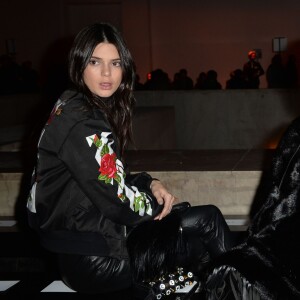 Kendall Jenner et sa mère Kris Jenner - Défilé Off-White (collection automne-hiver 2016-2017) au Palais de Tokyo. Paris, le 8 mars 2016.