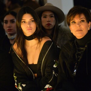 Kendall Jenner et sa mère Kris Jenner - Défilé Off-White (collection automne-hiver 2016-2017) au Palais de Tokyo. Paris, le 8 mars 2016.