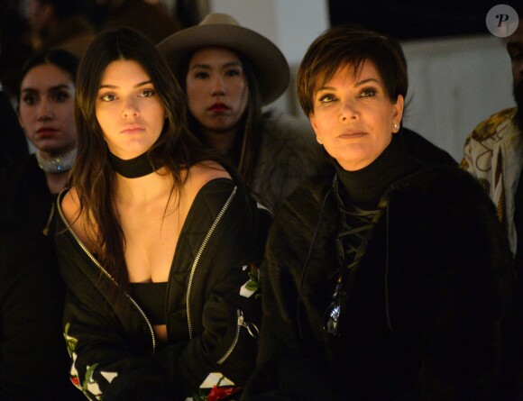 Kendall Jenner et sa mère Kris Jenner - Défilé Off-White (collection automne-hiver 2016-2017) au Palais de Tokyo. Paris, le 8 mars 2016.