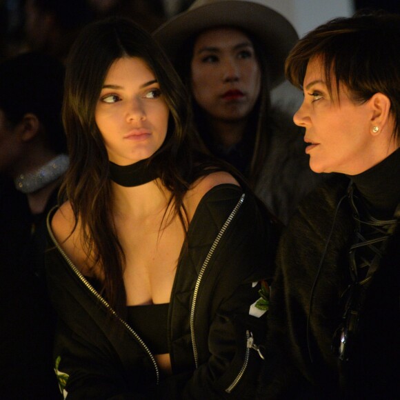 Kendall Jenner et sa mère Kris Jenner - Défilé Off-White (collection automne-hiver 2016-2017) au Palais de Tokyo. Paris, le 8 mars 2016.